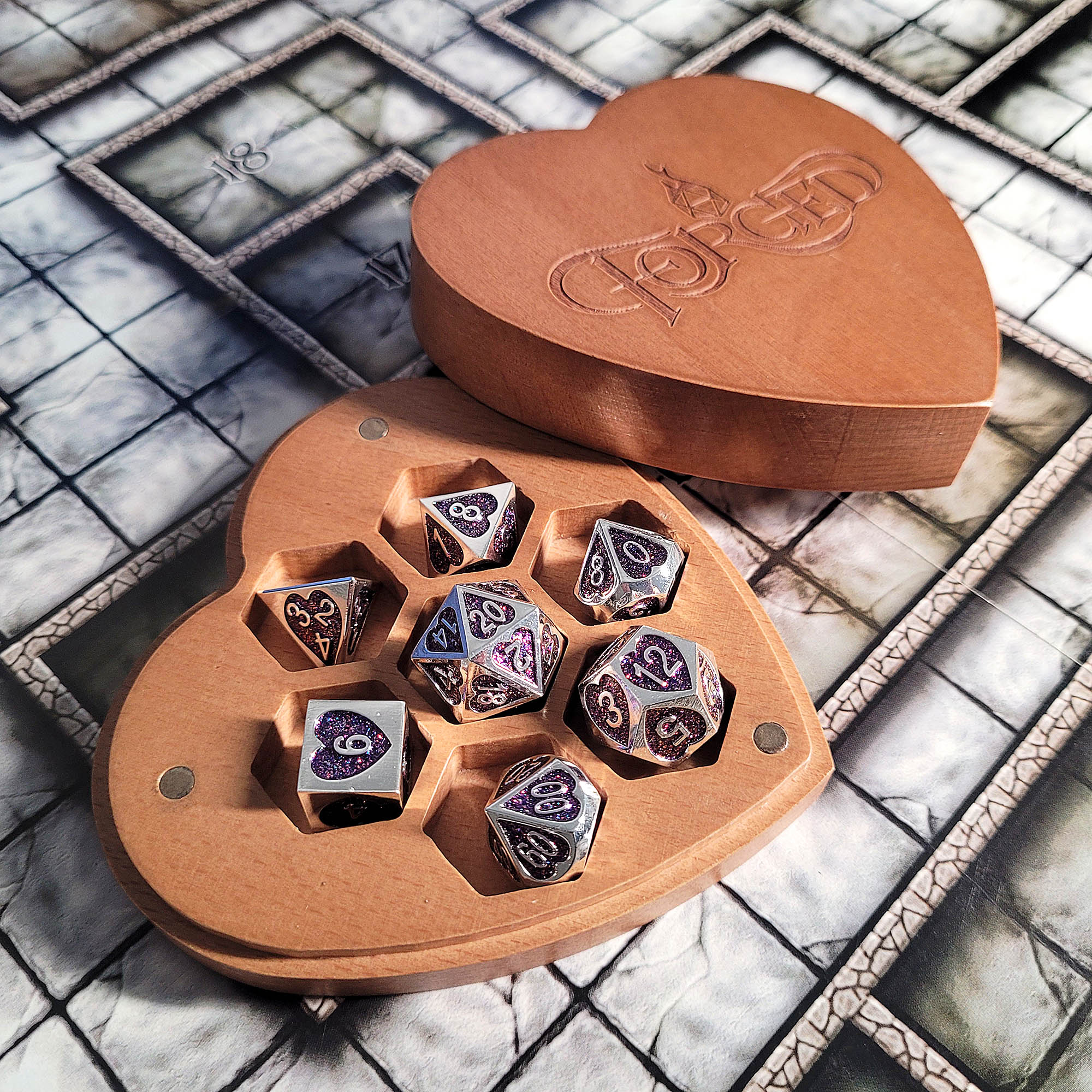 Timant Heart Set Soaring Heart Set of 7 Heart-Shaped Metal RPG Dice and Heart Dice Box